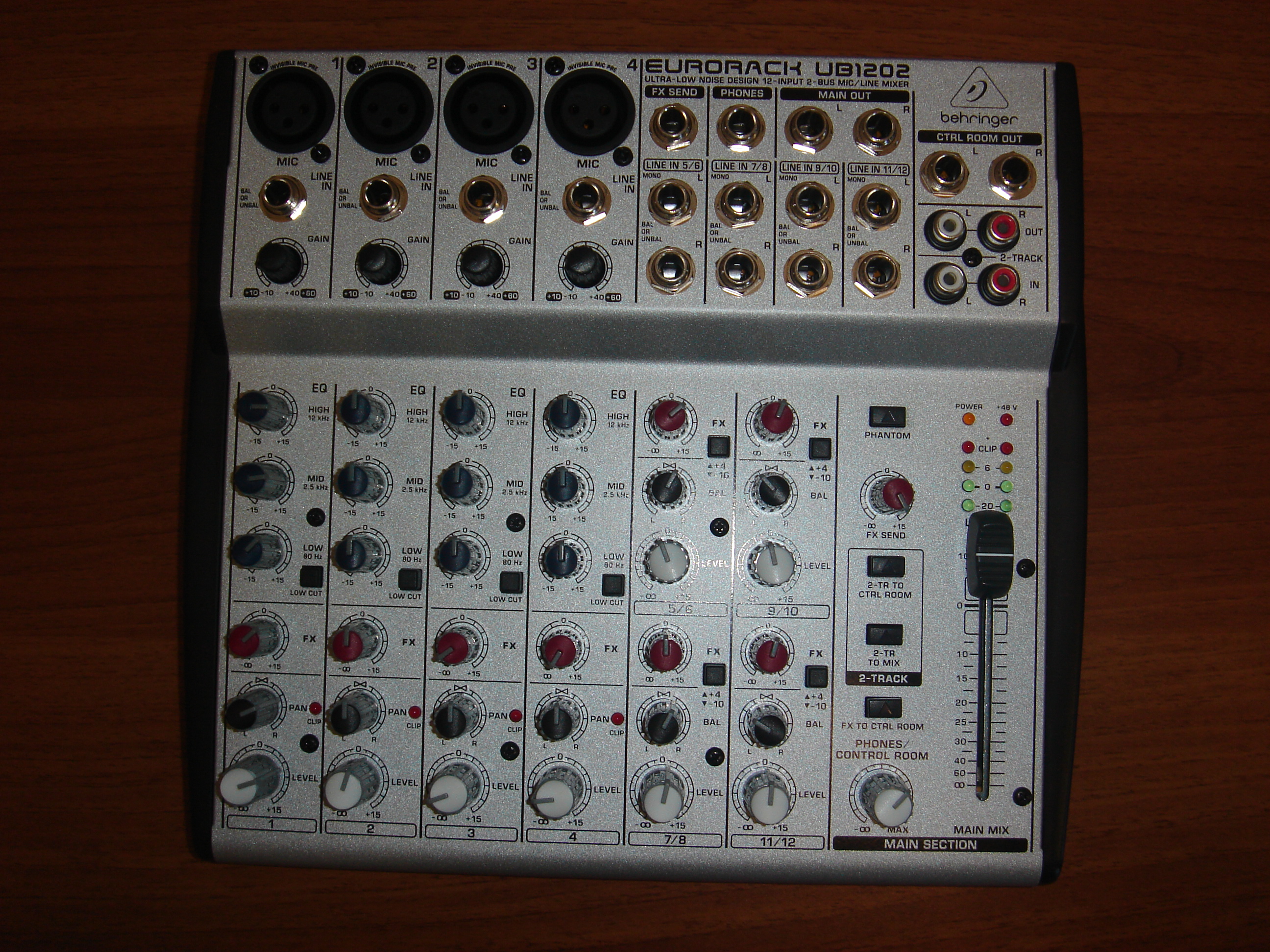 BEHRINGER UB1202 MIXER AUDIO EURORACK 12 INGRESSI 2 BUS 4 MIC PRE