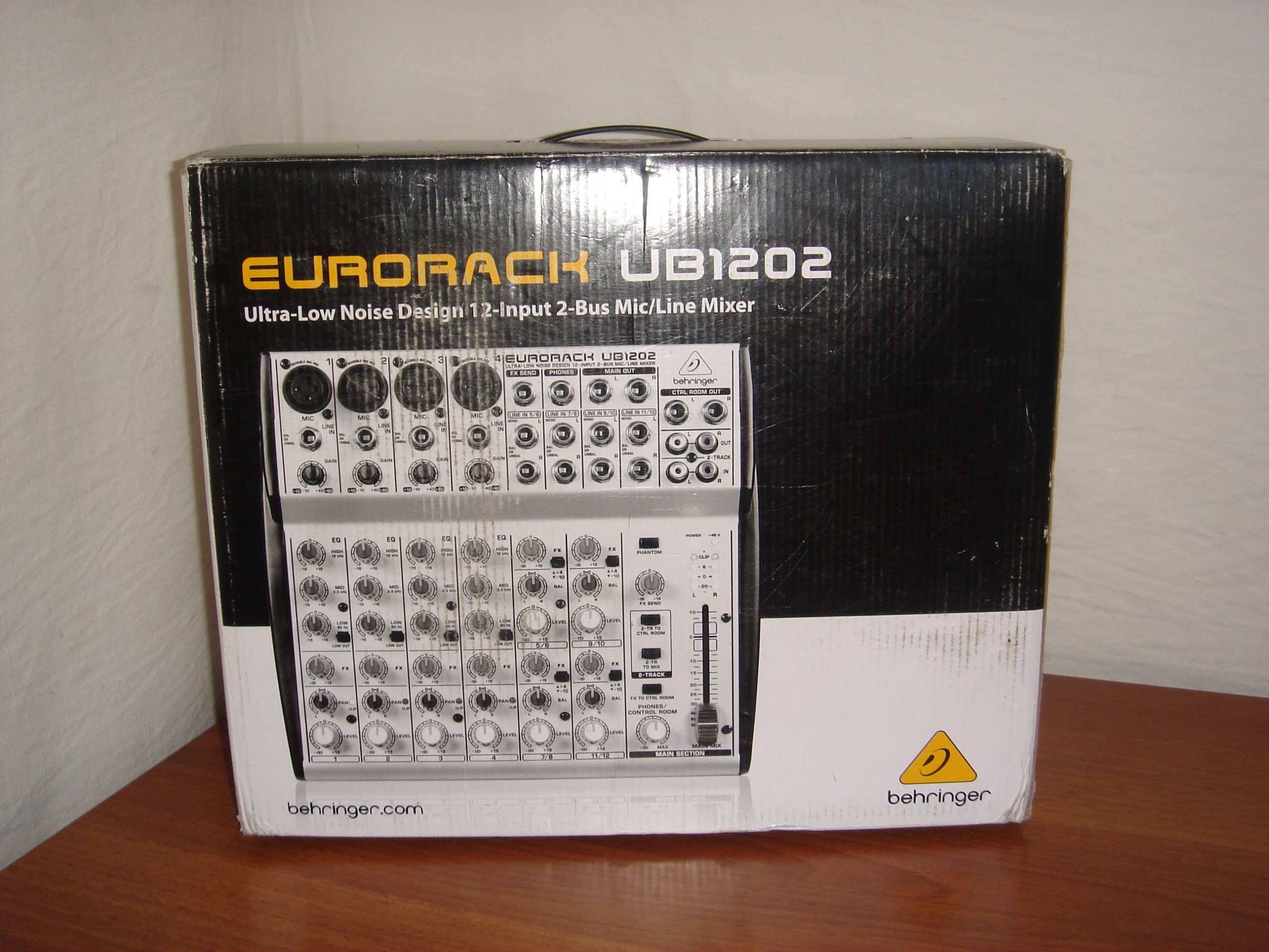 BEHRINGER UB1202 MIXER AUDIO EURORACK 12 INGRESSI 2 BUS 4 MIC PRE PHANTOM POWER +48V EX DEMO 2