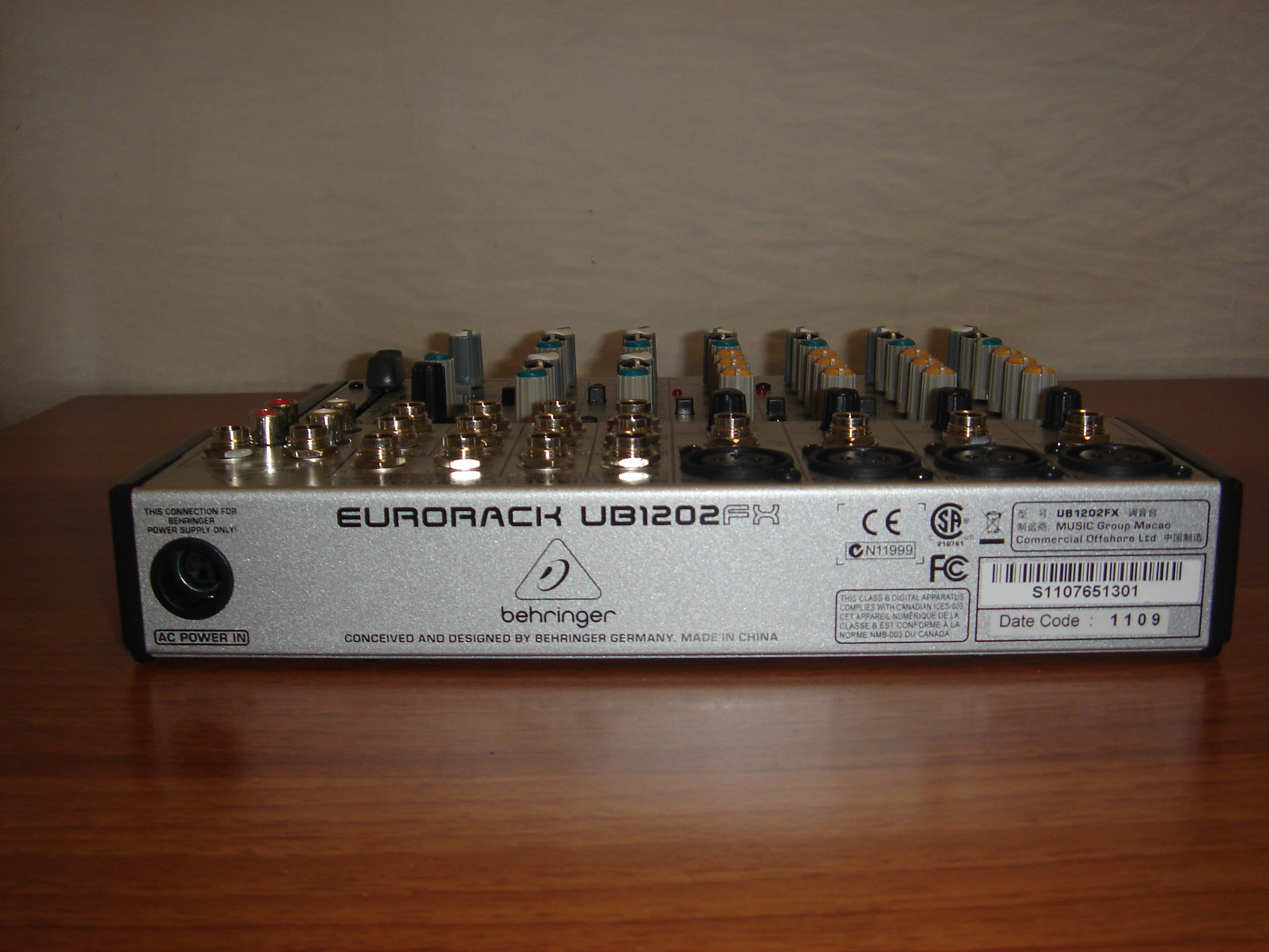 BEHRINGER UB1202FX MIXER AUDIO EURORACK 12 INGRESSI 2 BUS MULTIEFFETTI