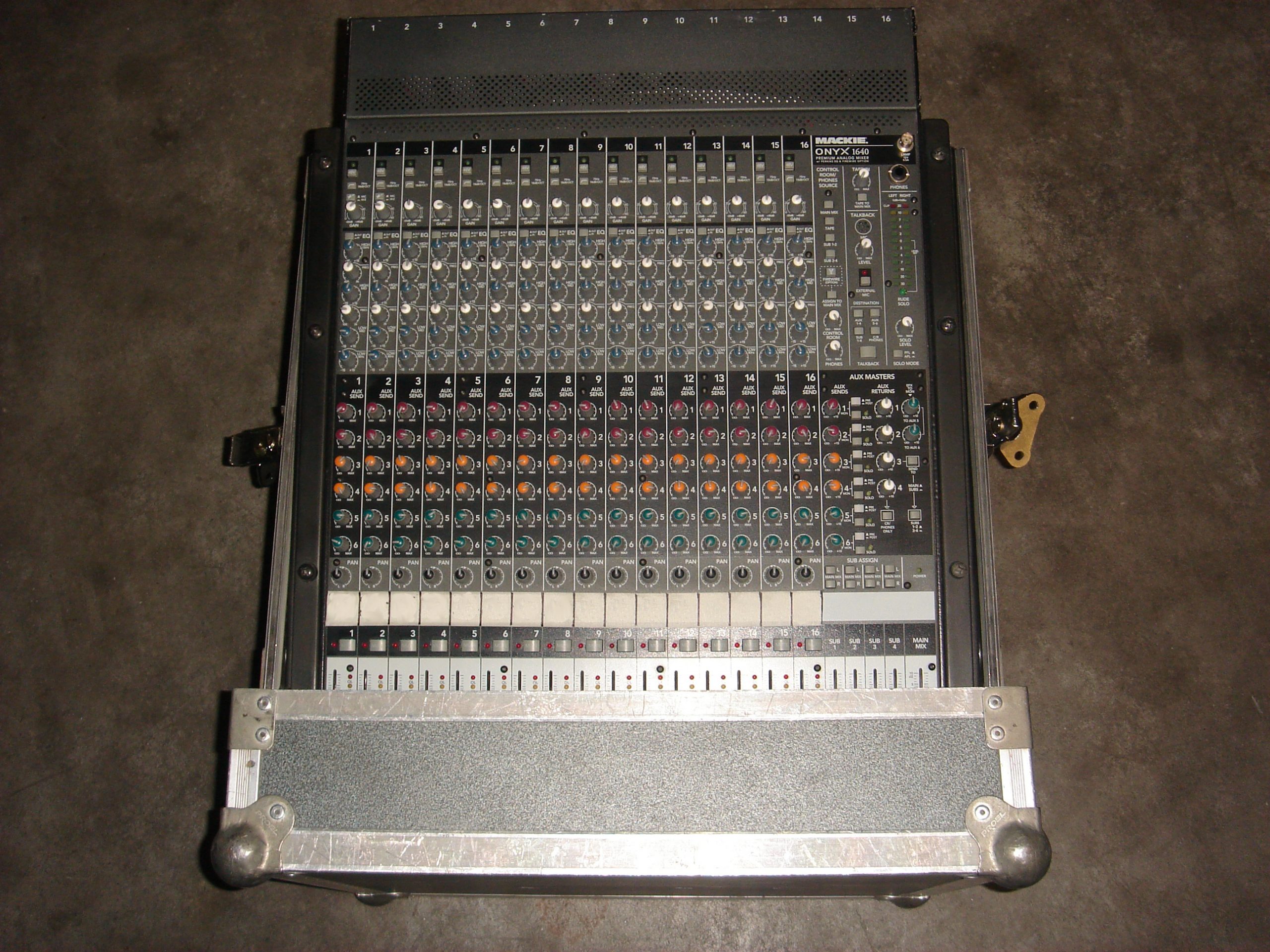 MACKIE ONYX 1640 MIXER ANALOGICO 16 CANALI 6 AUX + FLIGHTCASE MODULARE 2