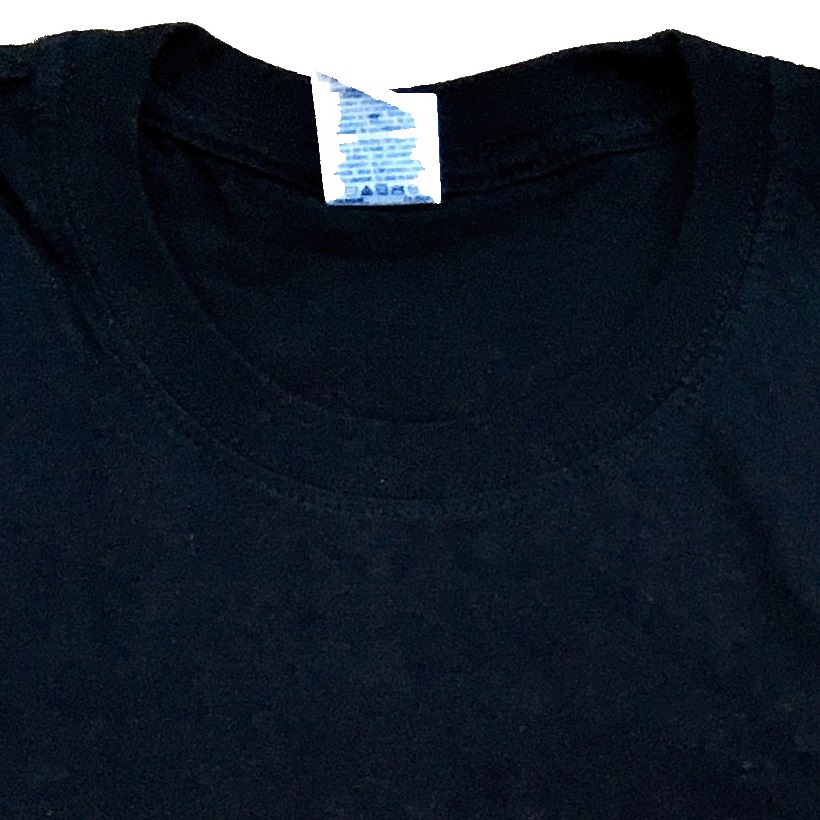 audio-technica-maglietta-scura-logo-completo-cucito-t-shirt-brand-at-scritta-bianca-su-sfondo-nero-1