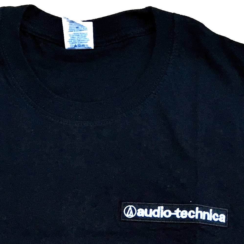 audio-technica-maglietta-scura-logo-completo-cucito-t-shirt-brand-at-scritta-bianca-su-sfondo-nero-2
