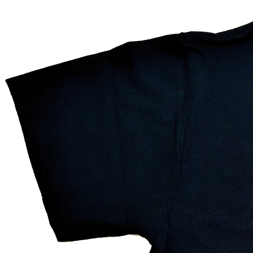 audio-technica-maglietta-scura-logo-completo-cucito-t-shirt-brand-at-scritta-bianca-su-sfondo-nero-3