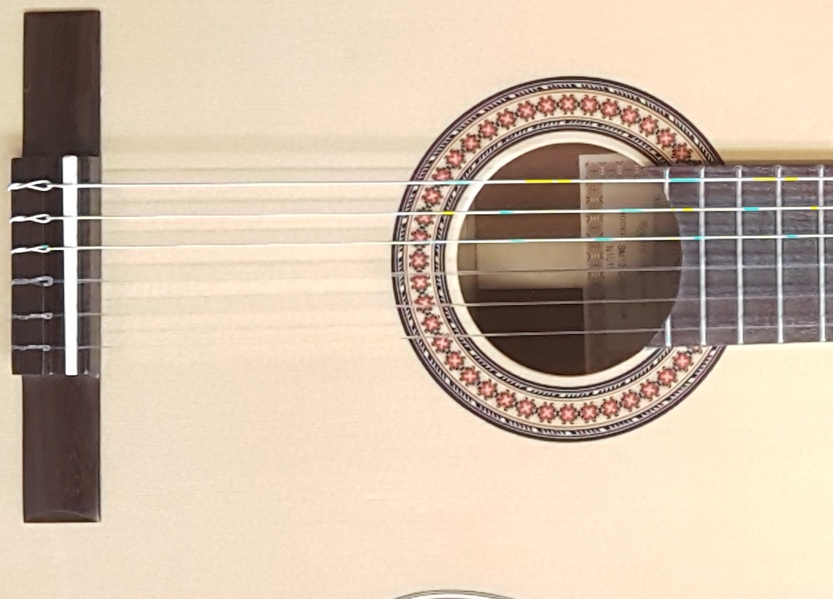 chitarra-classica-44-sm10-cristal-made-in-europe-top-abete-massello-selezionato-fondo-fasce-mogano-massello-rosetta-intarsiata-manico-mogano-tastiera-palissandro-scala-650mm-3