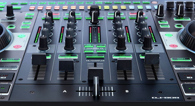 ROLAND DJ808 CONTROLLER PER DJ CON MIXER 4 CANALI E DRUM MACHINE 6