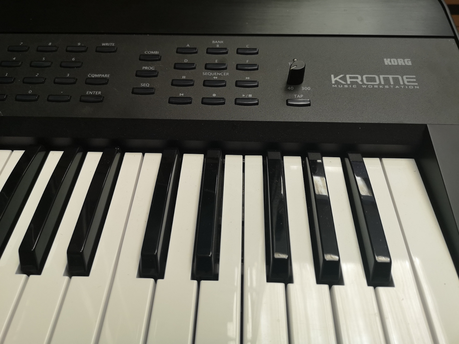 KORG KROME 61 WORKSTATION 61 TASTI SEMIPESATI USATO 2