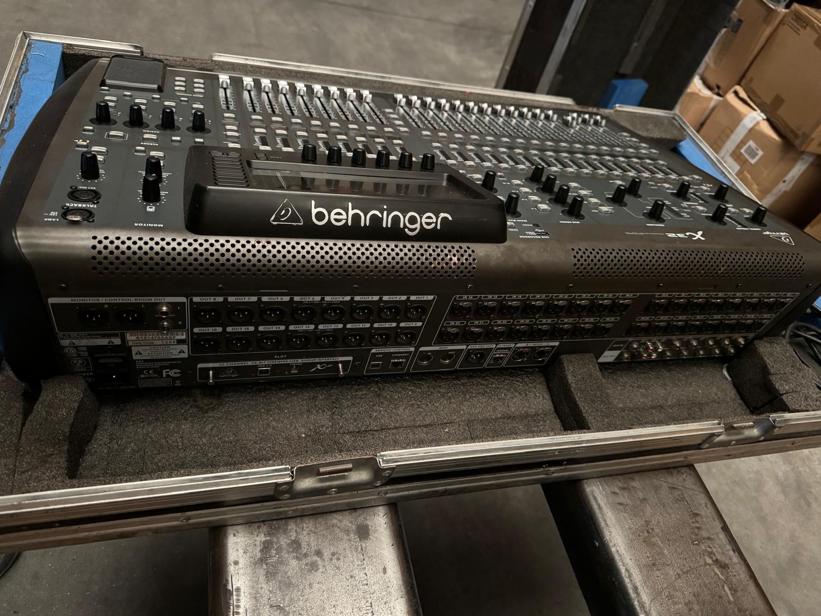 BEHRINGER X32 MIXER DIGITALE 40 CANALI + FLIGHTCASE E STAGEBOX S32 SU RACK IMBOTTITO 4 UNITA’ USATO 2