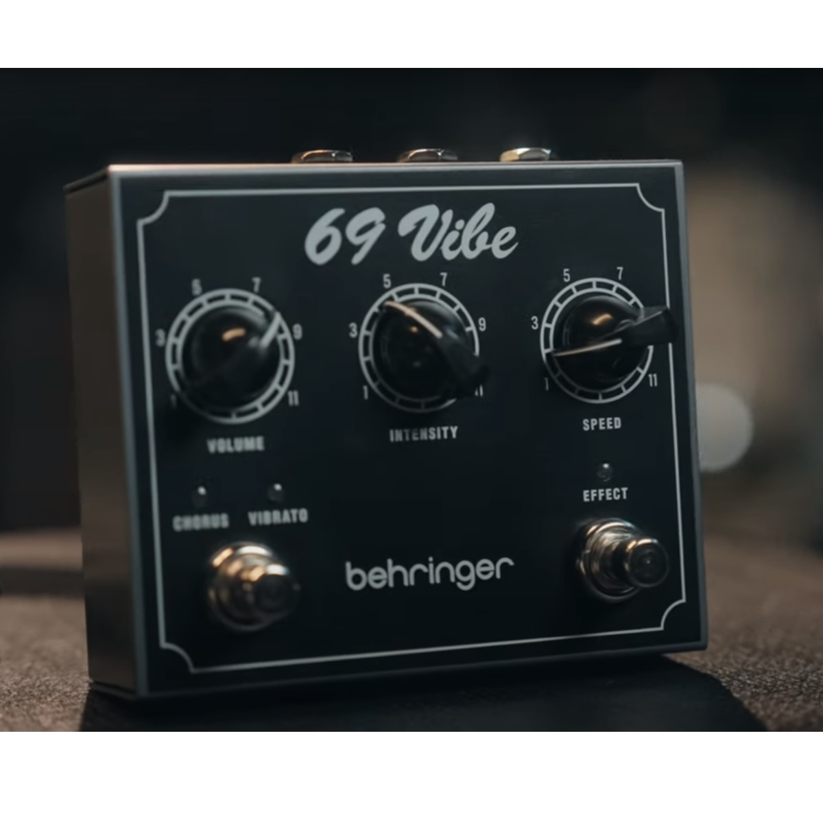 BEHRINGER 69 VIBE EFFETTO CHORUS TREMOLO E ESPRESSIONE A PEDALE PER CHITARRA 5