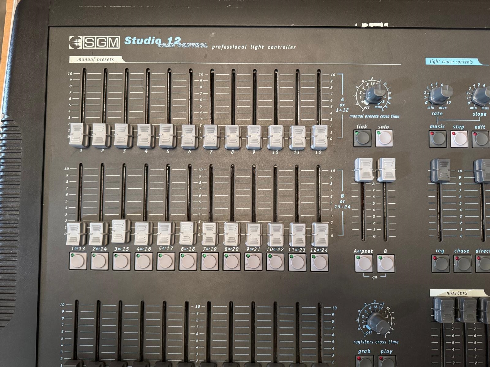 SGM STUDIO 12 CENTRALINA DMX MIXER LUCI CON FLIGHT CASE E COPERTURA ANTI POLVERE USATO 1