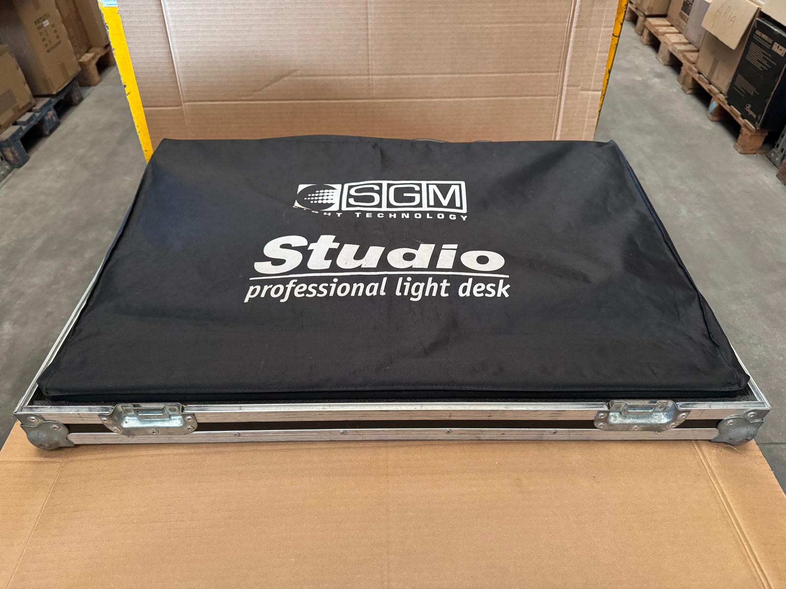 SGM STUDIO 12 CENTRALINA DMX MIXER LUCI CON FLIGHT CASE E COPERTURA ANTI POLVERE USATO 2