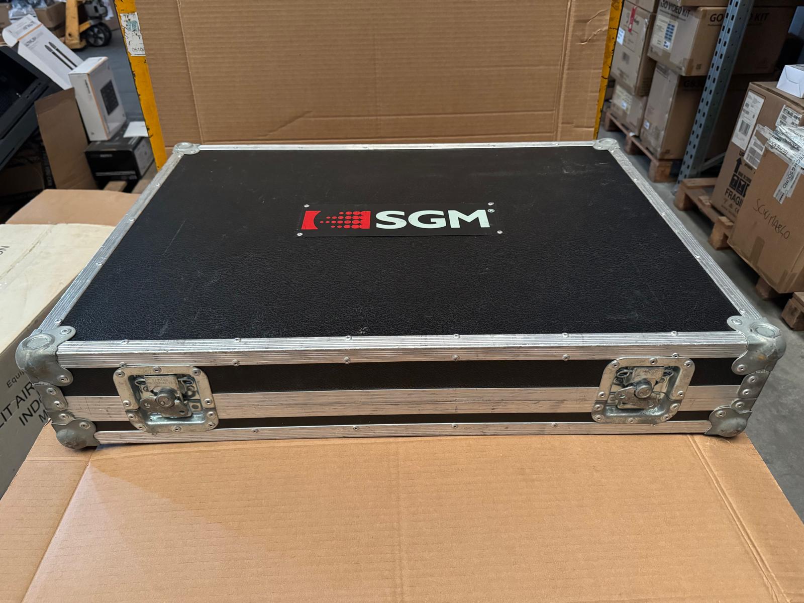 SGM STUDIO 12 CENTRALINA DMX MIXER LUCI CON FLIGHT CASE E COPERTURA ANTI POLVERE USATO 3